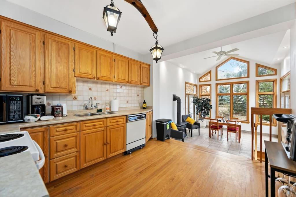 Picturesque & Serene Gem in Port Credit - Steps to Lake - Backyard