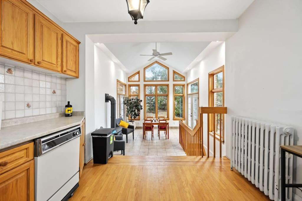 Picturesque & Serene Gem in Port Credit - Steps to Lake - Backyard