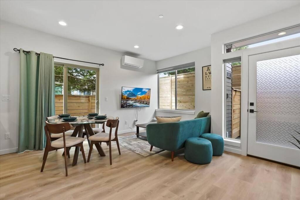 3BR 2.5BA ROOFTOP VIEW GREEN LAKE HIDEAWAY view 4