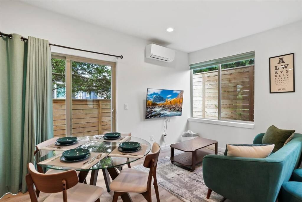 3BR 2.5BA ROOFTOP VIEW GREEN LAKE HIDEAWAY view 3