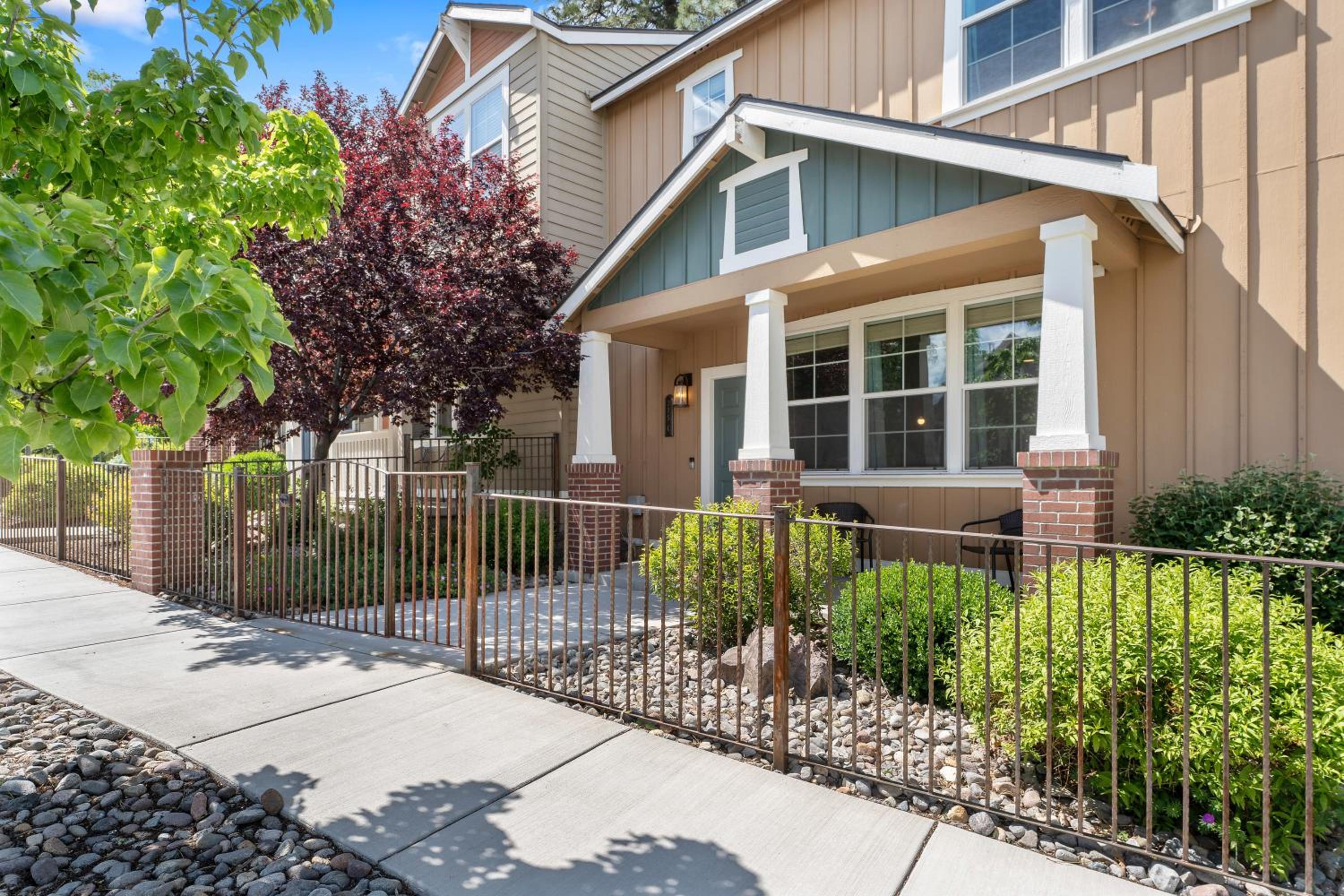 Hotel MidTown Luxe Stay—King Beds, Ensuite Baths, Great Location - Image 1