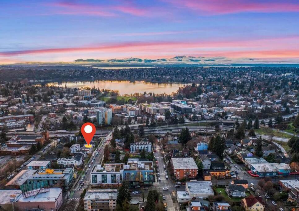 3BR 2.5BA ROOFTOP VIEW GREEN LAKE HIDEAWAY view 2