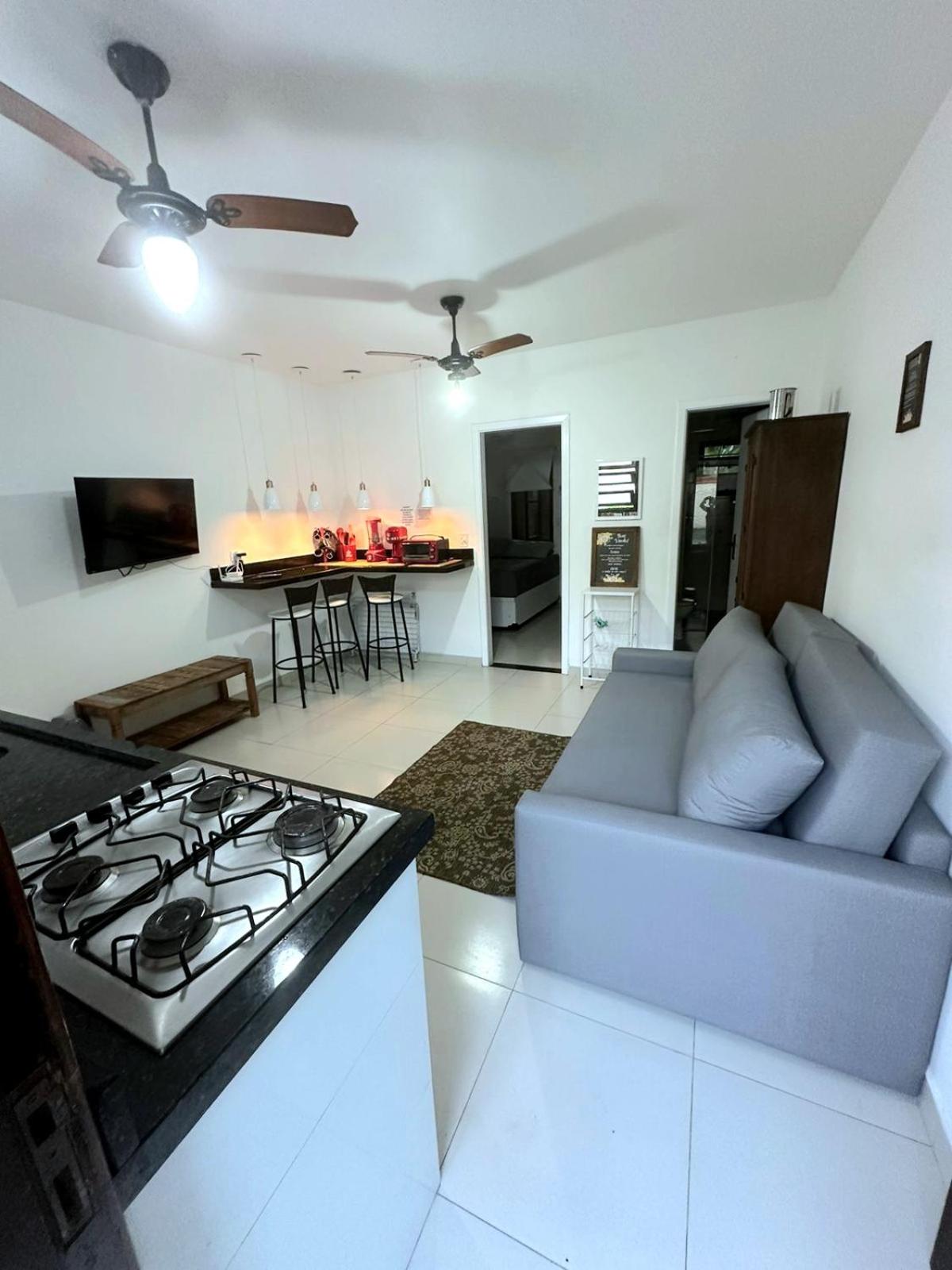 Flat em Juquehy - Condomínio com portaria e com piscina próximo praia