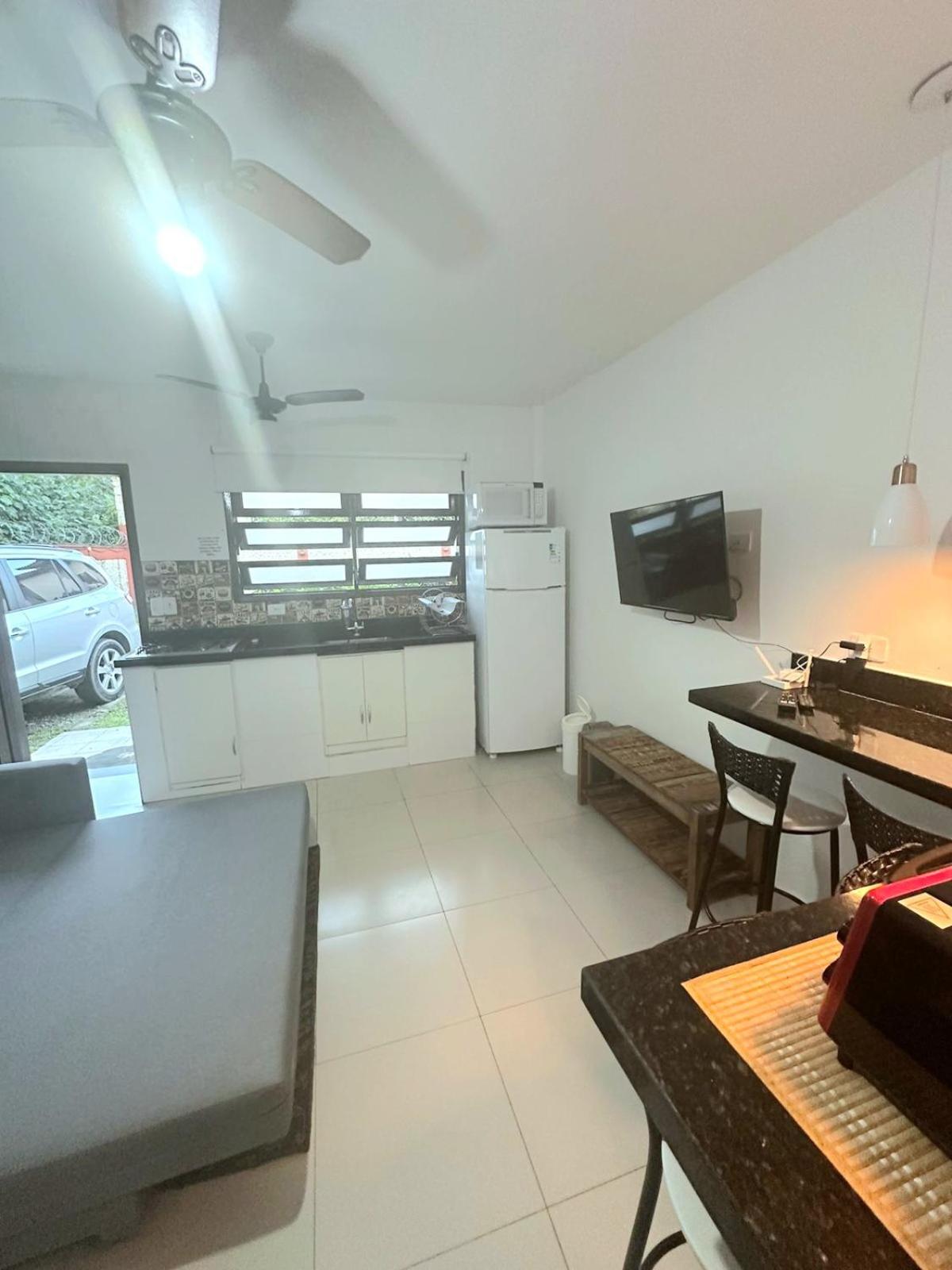Flat em Juquehy - Condomínio com portaria e com piscina próximo praia