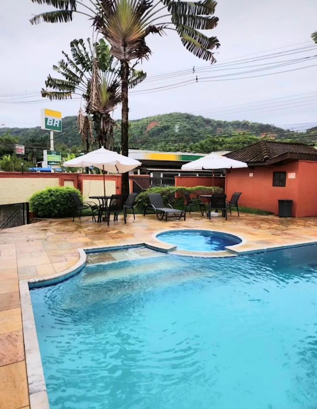 Flat em Juquehy - Condomínio com portaria e com piscina próximo praia