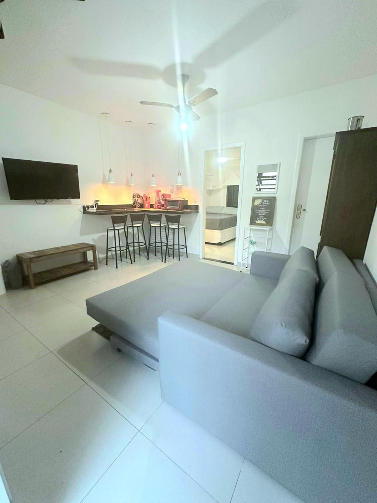 Flat em Juquehy - Condomínio com portaria e com piscina próximo praia