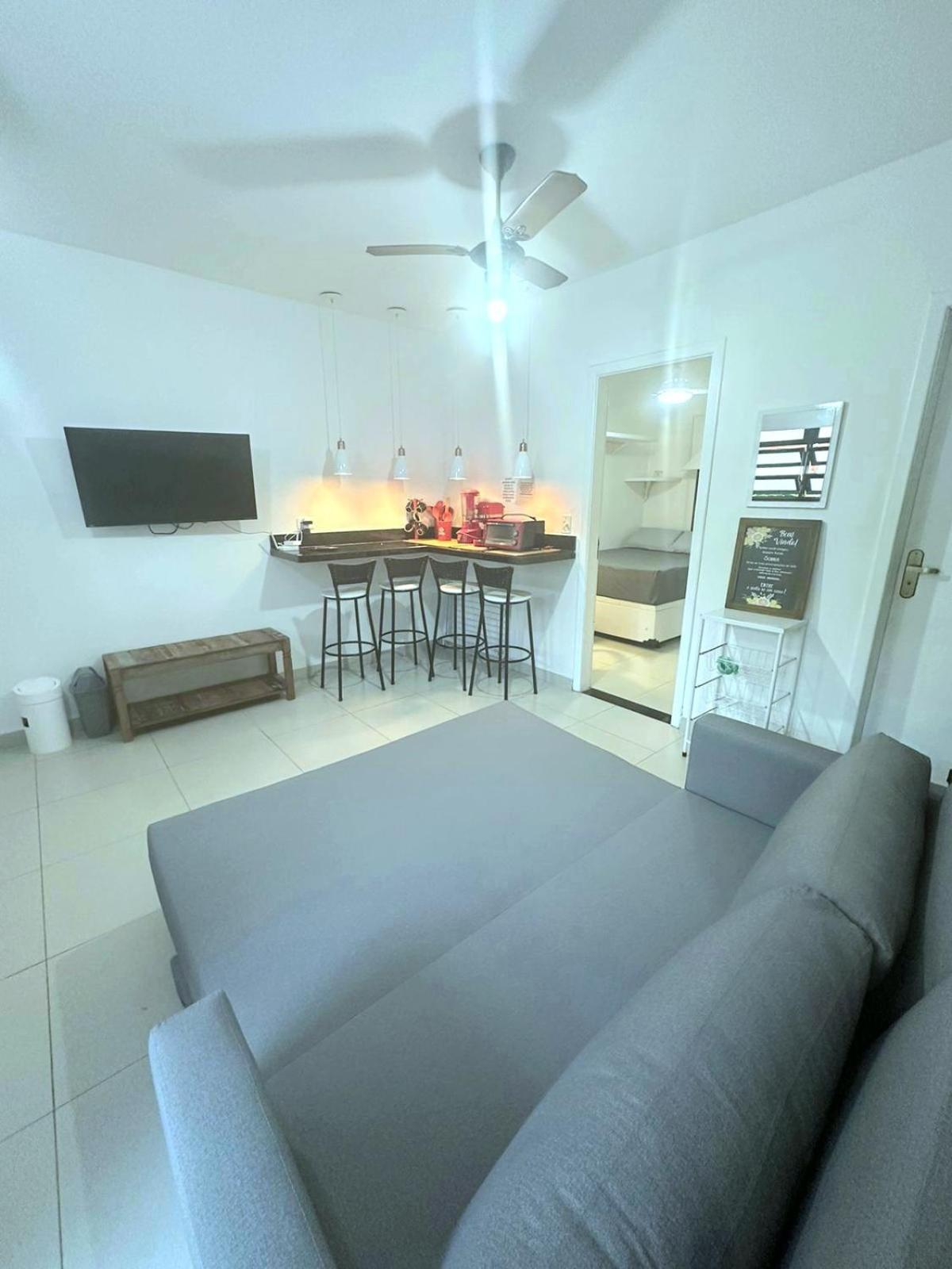 Flat em Juquehy - Condomínio com portaria e com piscina próximo praia