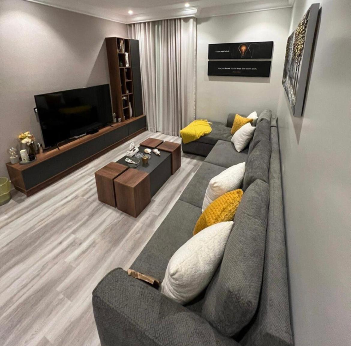 One bedroom apartment with living room