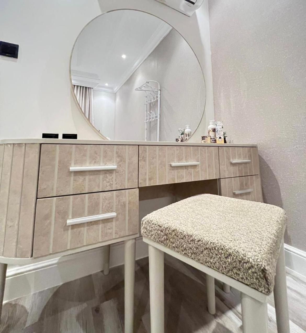 One bedroom apartment with living room