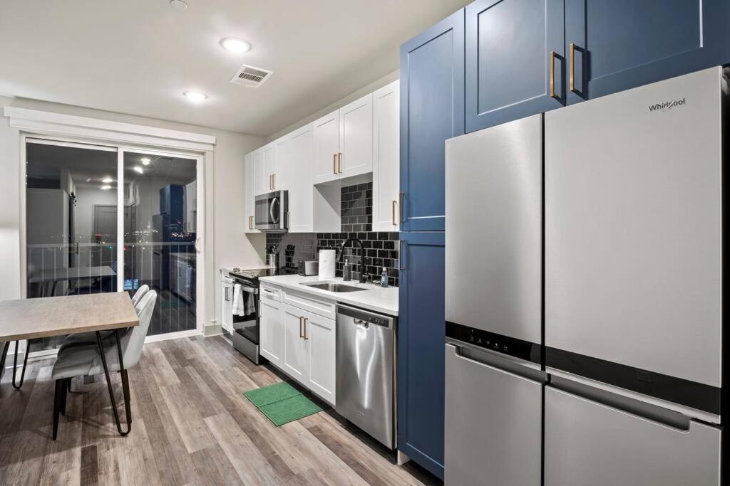 Luxury Apt, Min to DT, Gym, Pool view 3