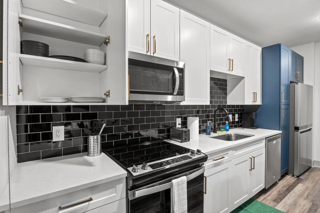 Luxury Apt, Min to DT, Gym, Pool view 4