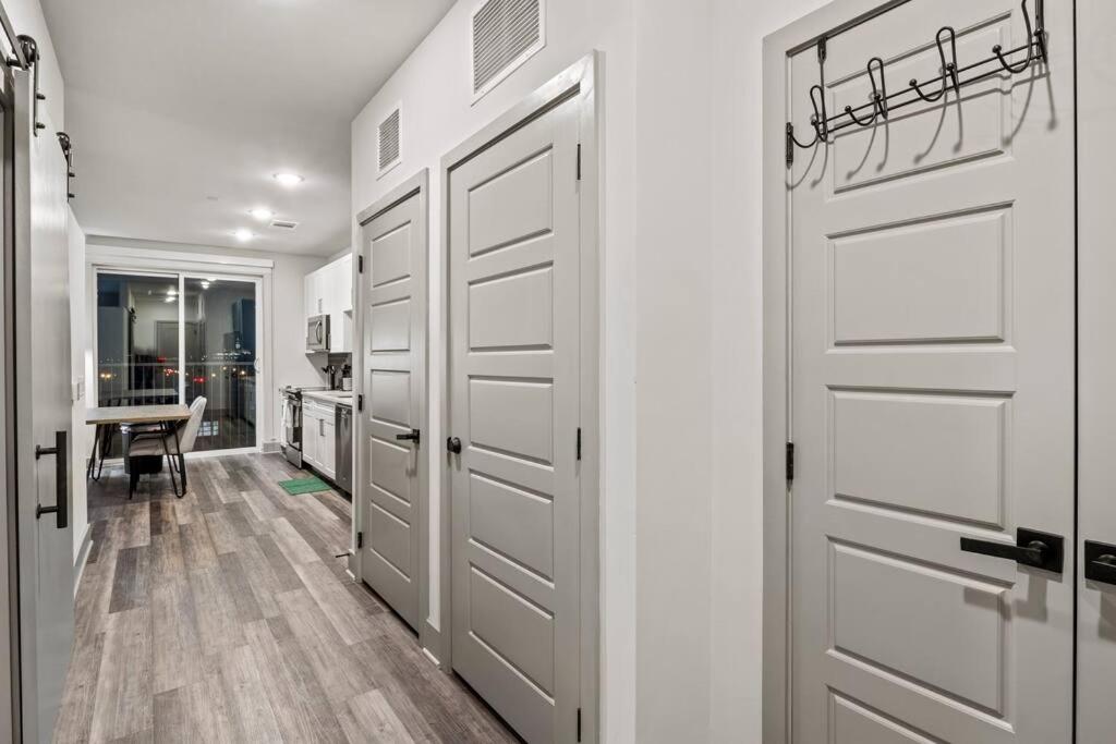 Luxury Apt, Min to DT, Gym, Pool view 5