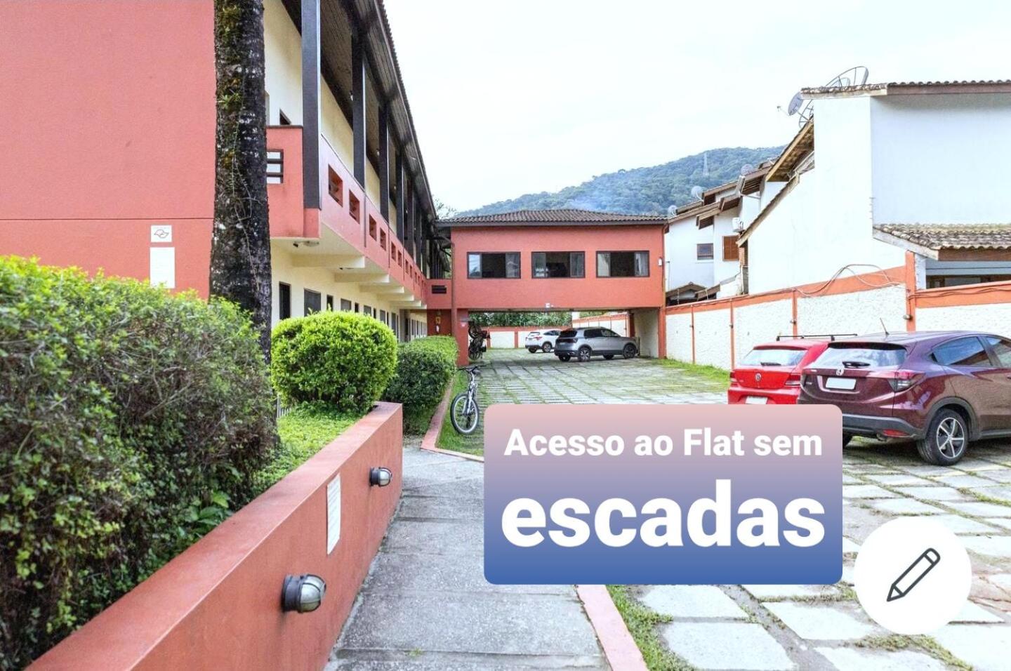Flat em Juquehy - Condomínio com portaria e com piscina próximo praia