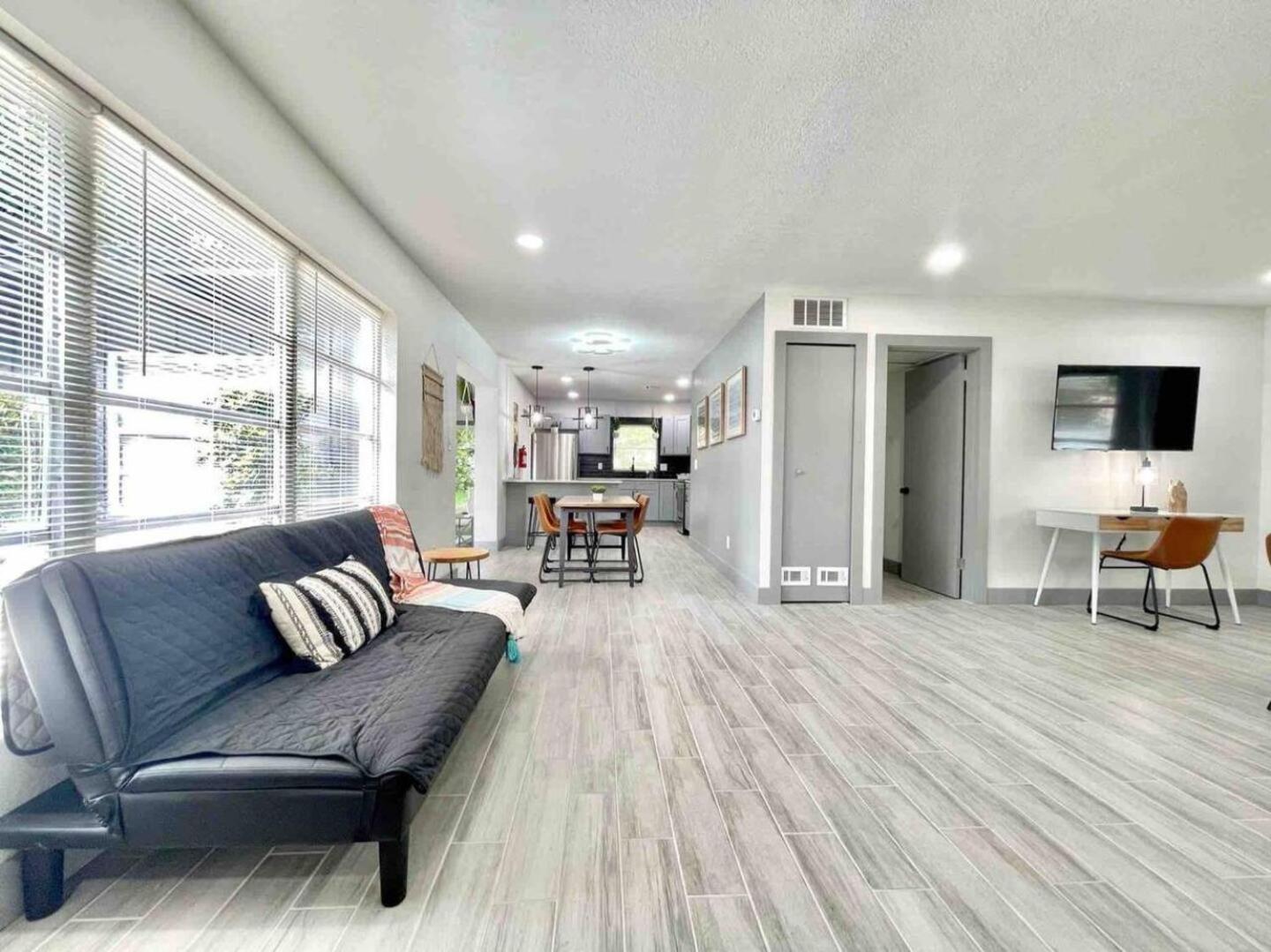 Family 3br Orlando Retreat Kitchen & Wi-fi