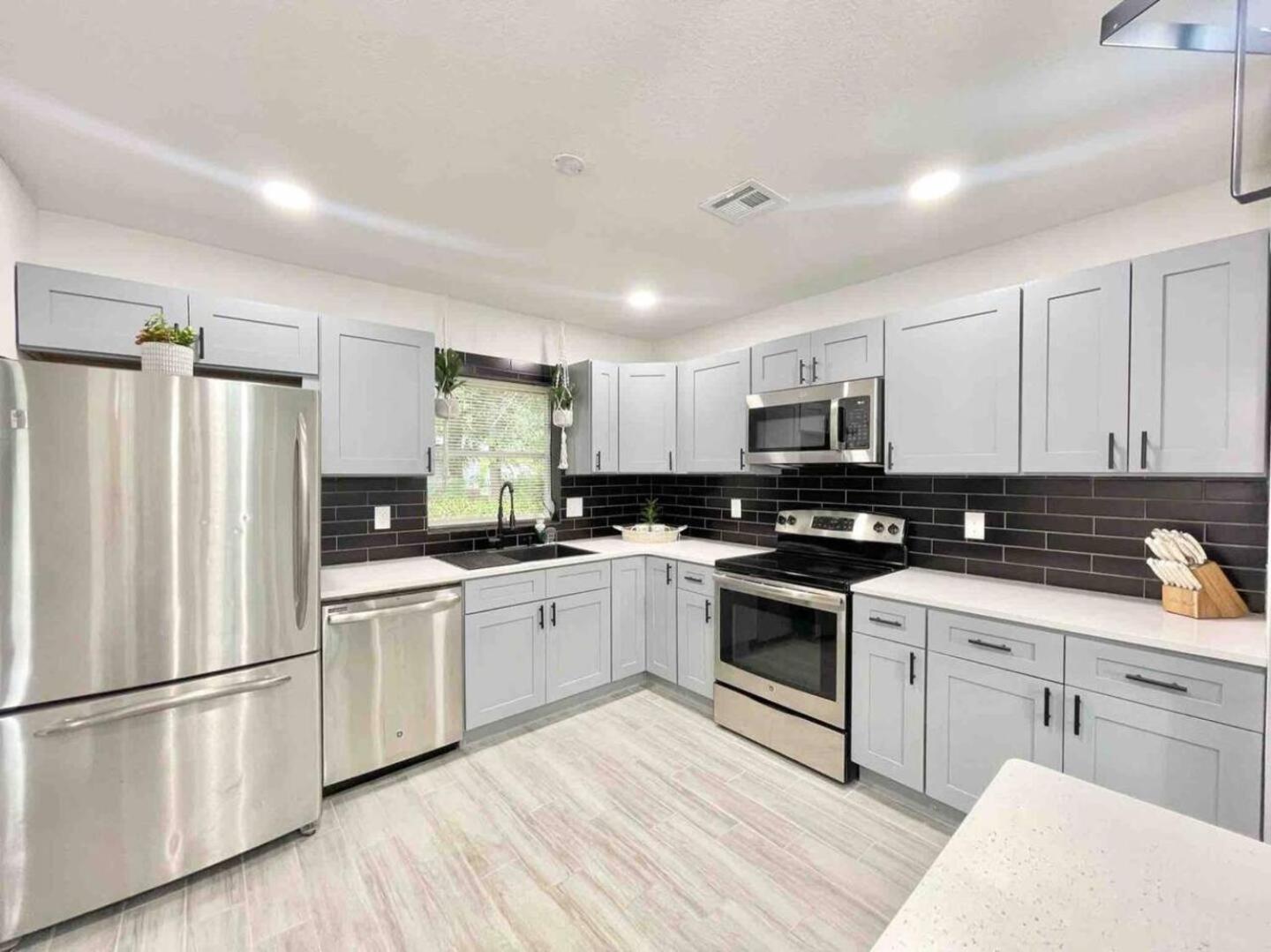 Family 3br Orlando Retreat Kitchen & Wi-fi