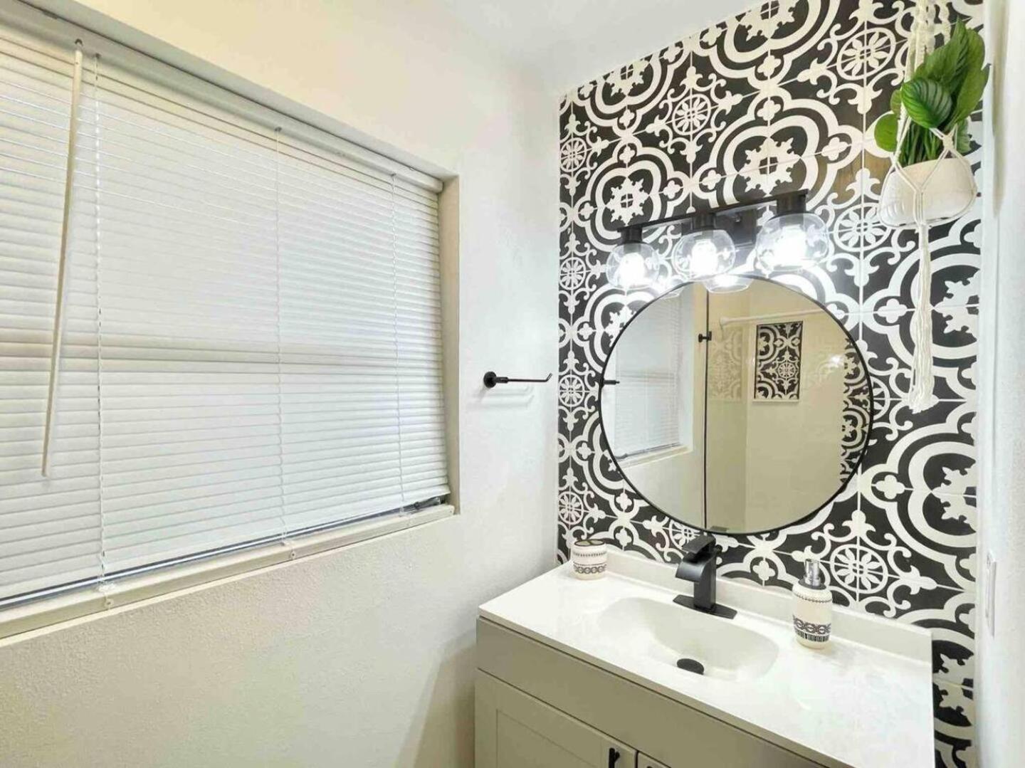 Family 3br Orlando Retreat Kitchen & Wi-fi