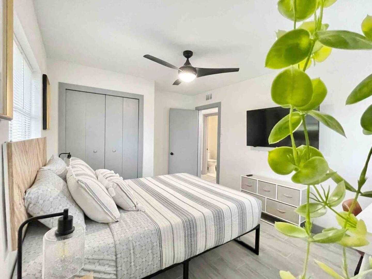 Family 3br Orlando Retreat Kitchen & Wi-fi