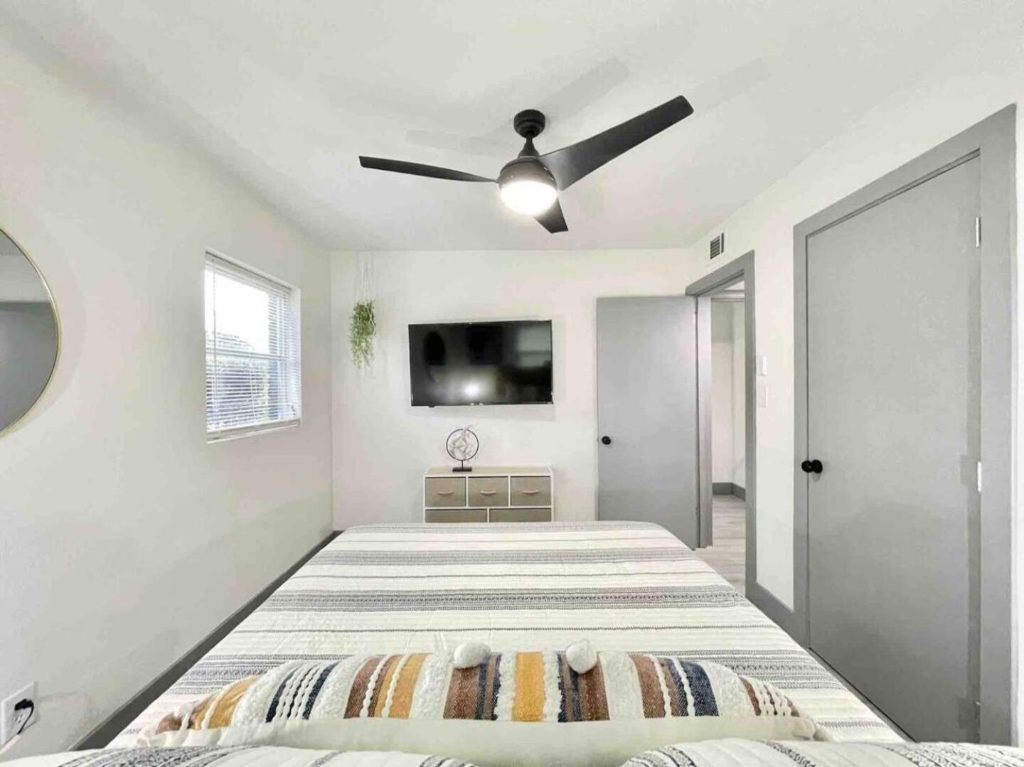 Family 3br Orlando Retreat Kitchen & Wi-fi
