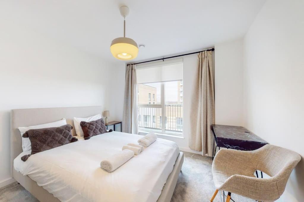 Modern 2 Bed - 2 Bath Flat near Central London with Parking Space