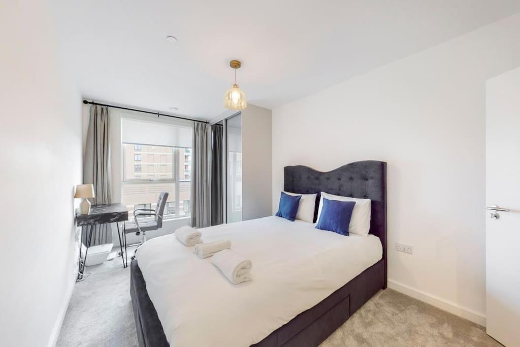 Modern 2 Bed - 2 Bath Flat near Central London with Parking Space