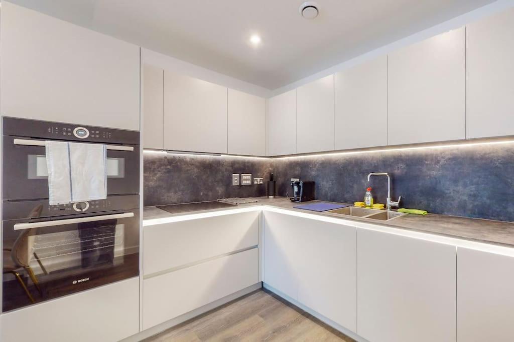 Modern 2 Bed - 2 Bath Flat near Central London with Parking Space