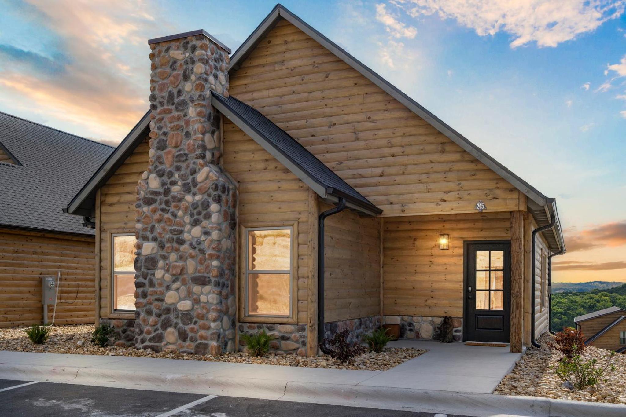 Hotel Private Hot Tub-free Attraction Tickets-lake Lookout-community Indoor & Outdoor Pools