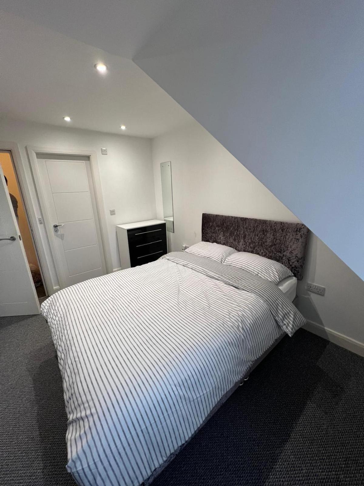 Fully ensuite room view 2