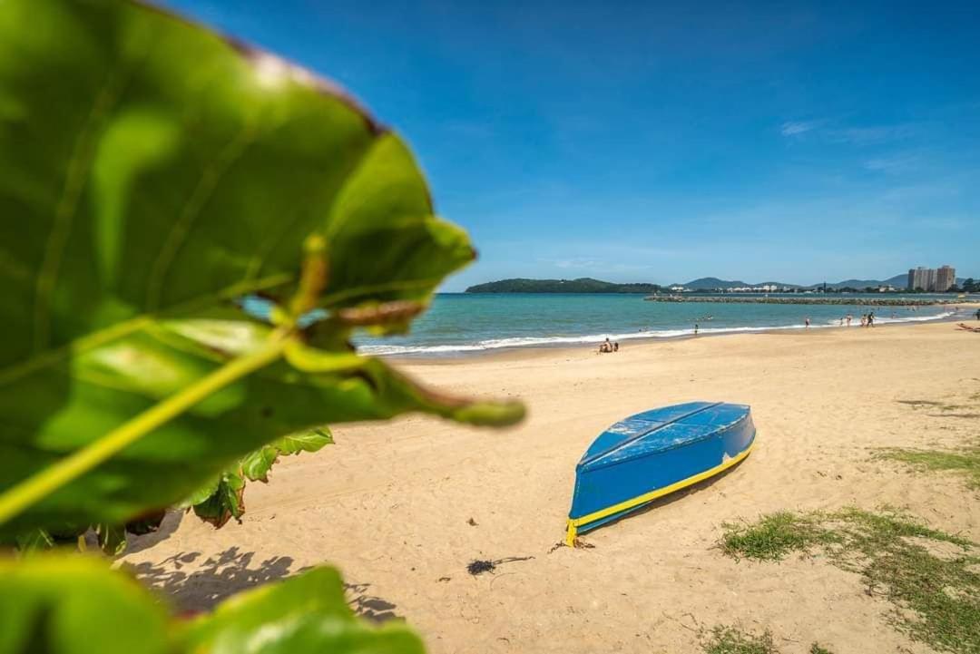 Apto 6º andar, 200m praia, 15min Beto Carrero, 2 quartos, sacada com churrasqueira