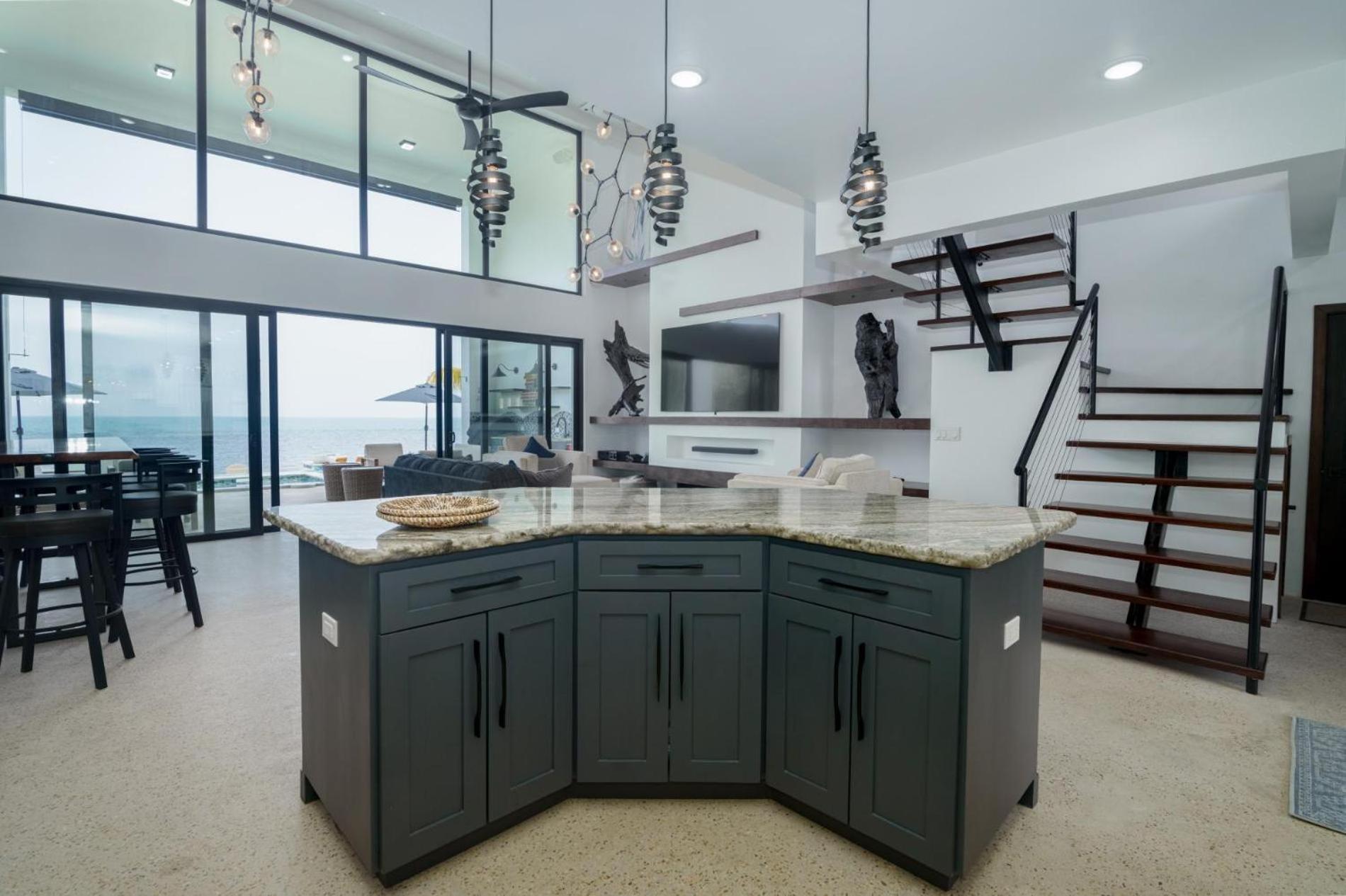 Spacious 4-Bed Villa in Placencia Village w Pool