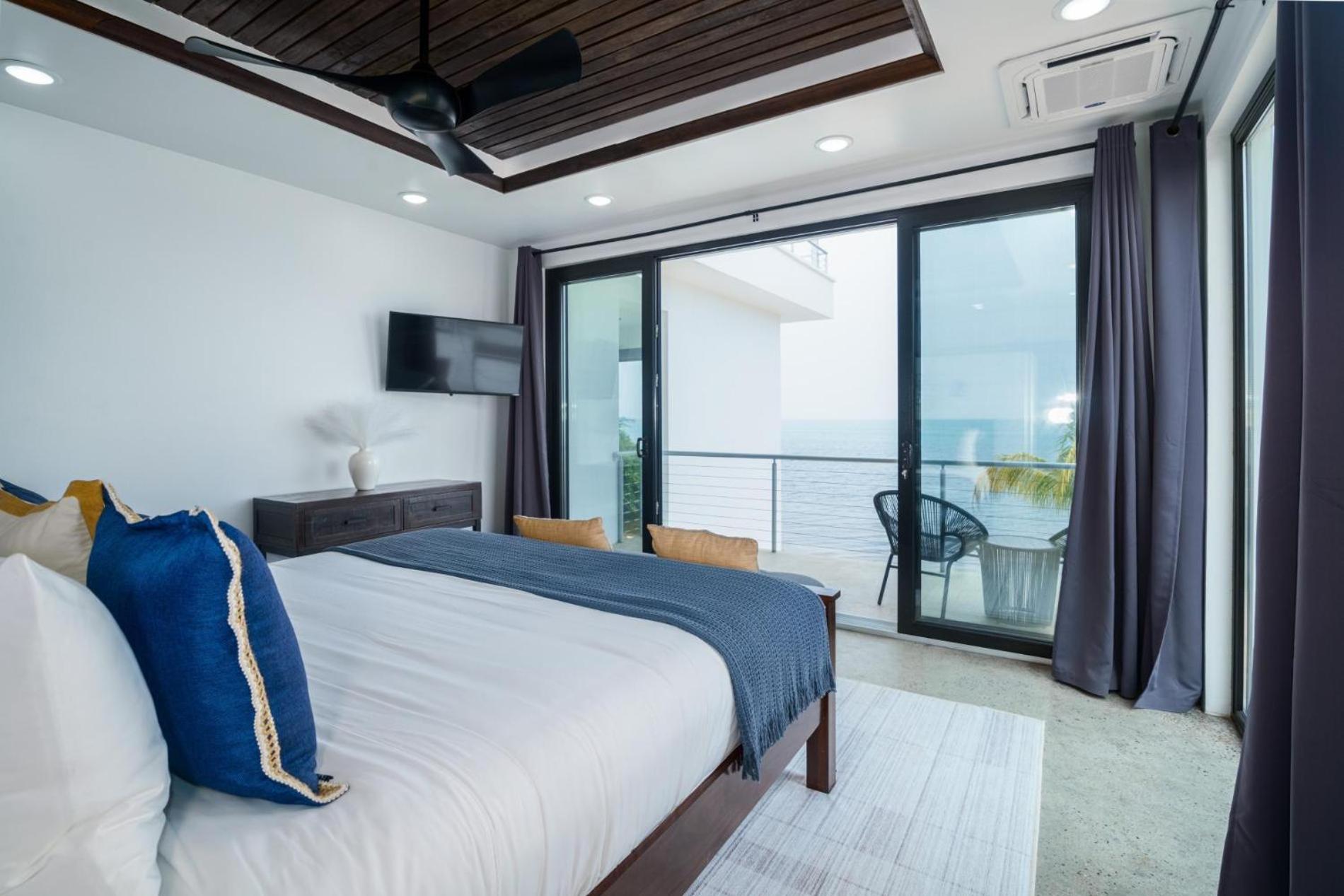 Spacious 4-Bed Villa in Placencia Village w Pool