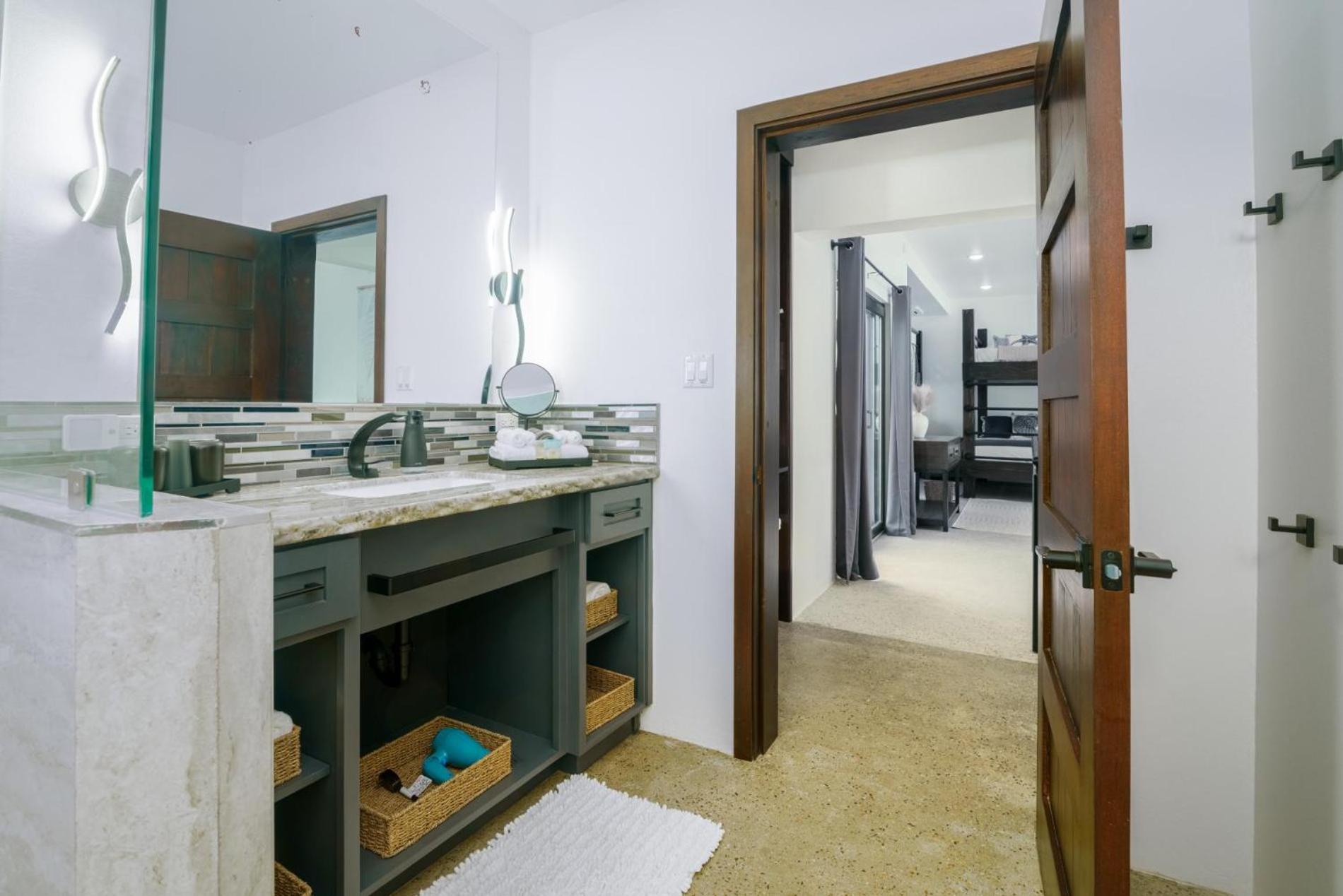 Spacious 4-Bed Villa in Placencia Village w Pool