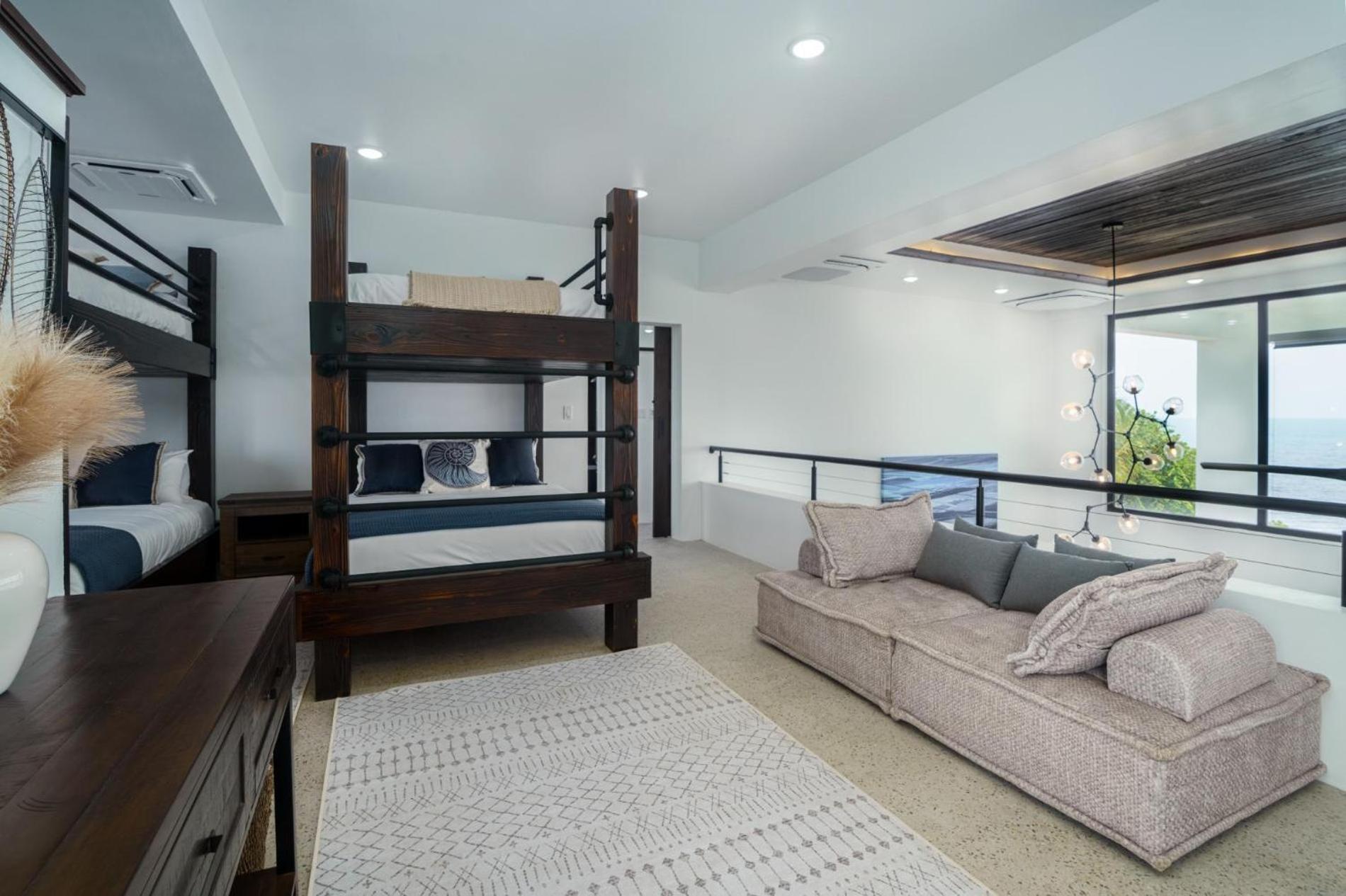 Spacious 4-Bed Villa in Placencia Village w Pool