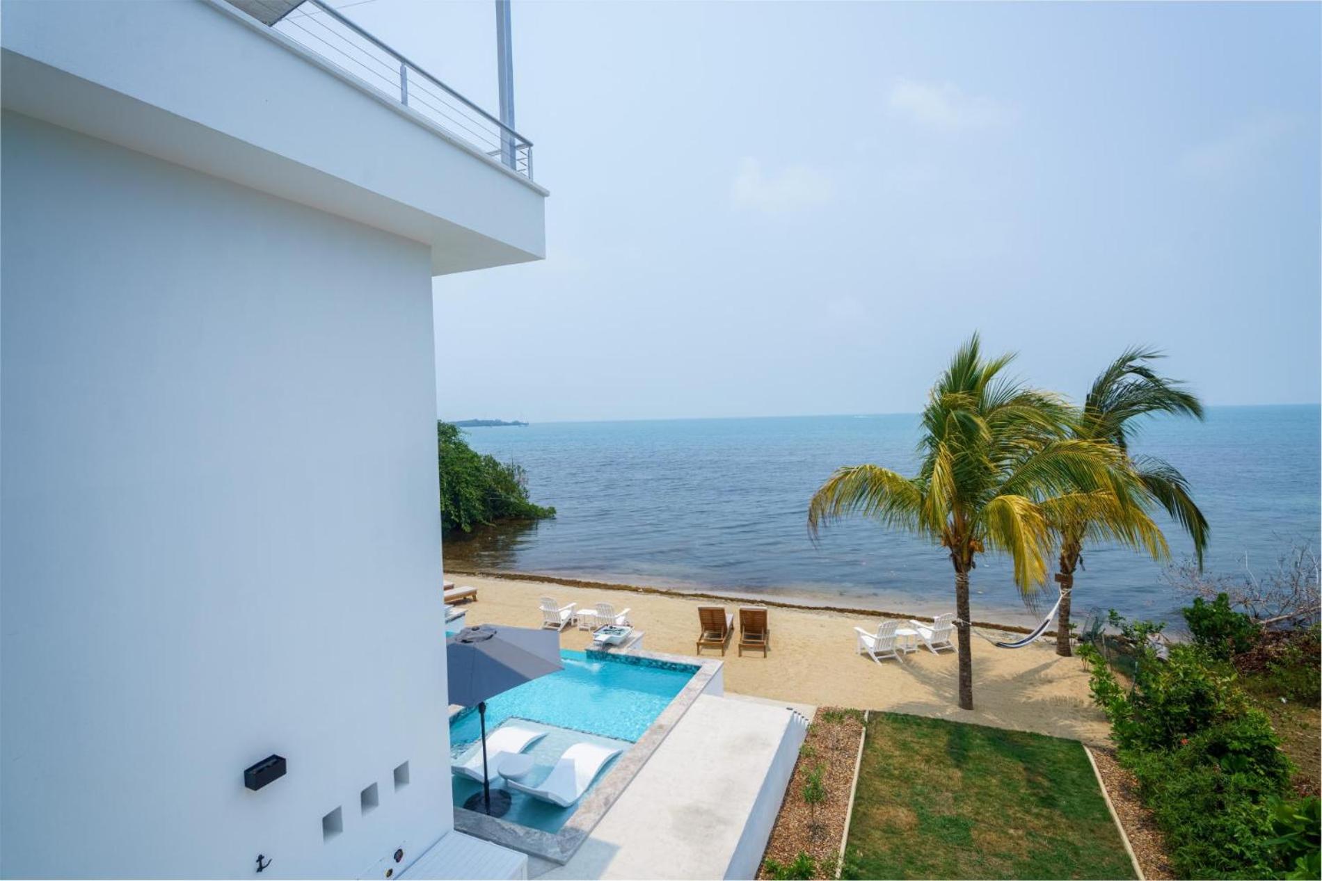 Spacious 4-Bed Villa in Placencia Village w Pool