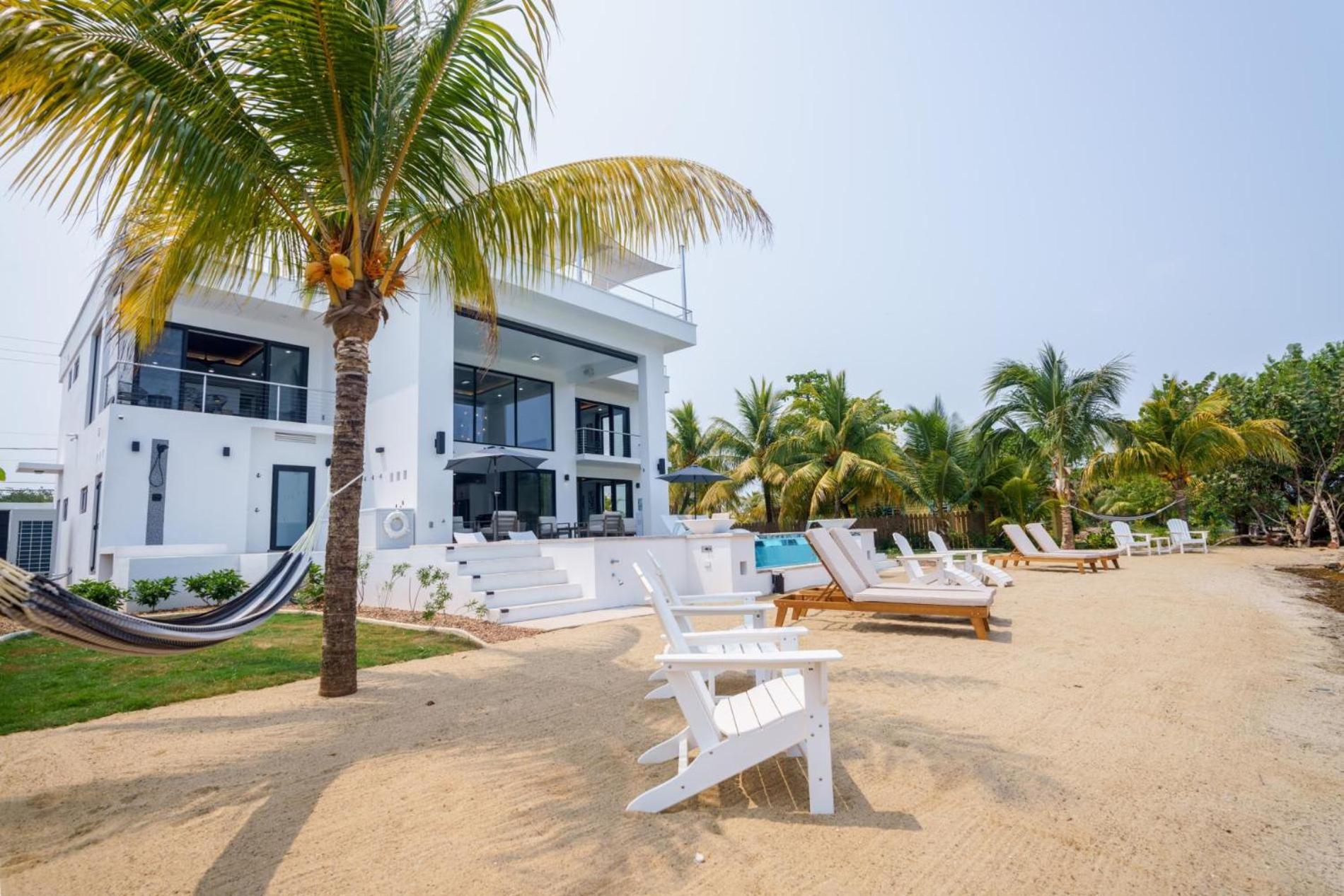 Spacious 4-Bed Villa in Placencia Village w Pool