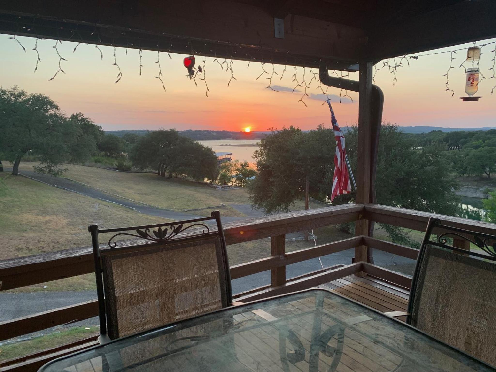 Lago Luxe Lake House - Sleeps 13 - Unbelievable Sunset Views view 2
