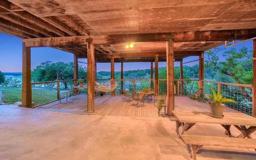 Lago Luxe Lake House - Sleeps 13 - Unbelievable Sunset Views view 4