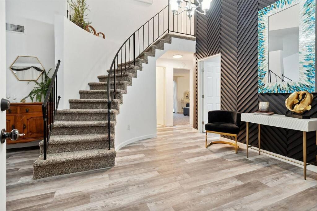 Spacious 4BR Escape, Pool, Fireplace, Privacy, & ensuite bathrooms