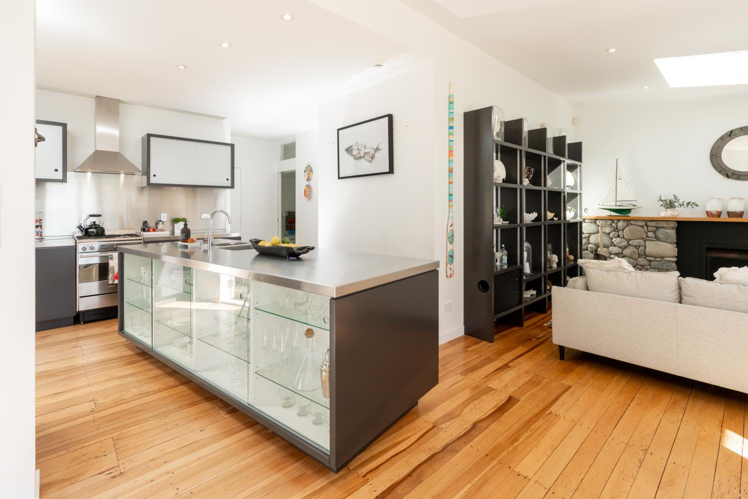 Luxurious Kiwiana Raumati Beachfront Home