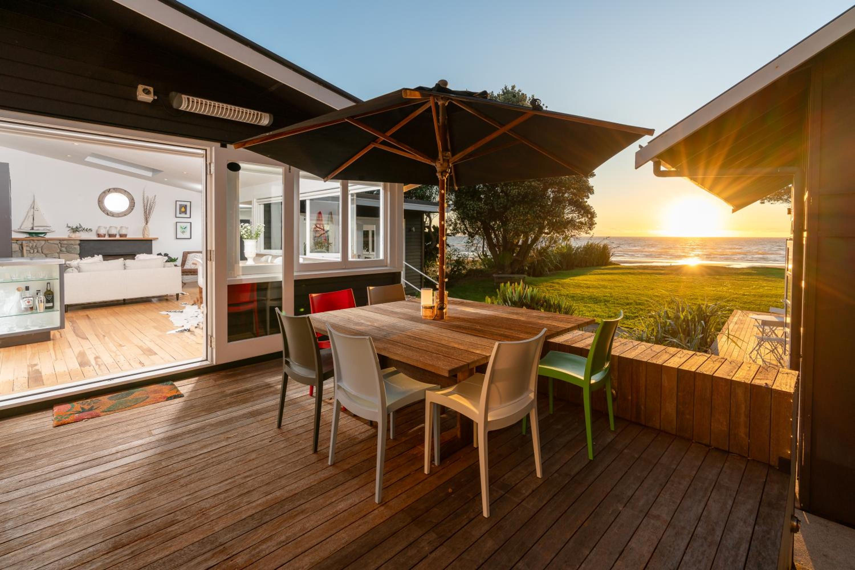 Luxurious Kiwiana Raumati Beachfront Home