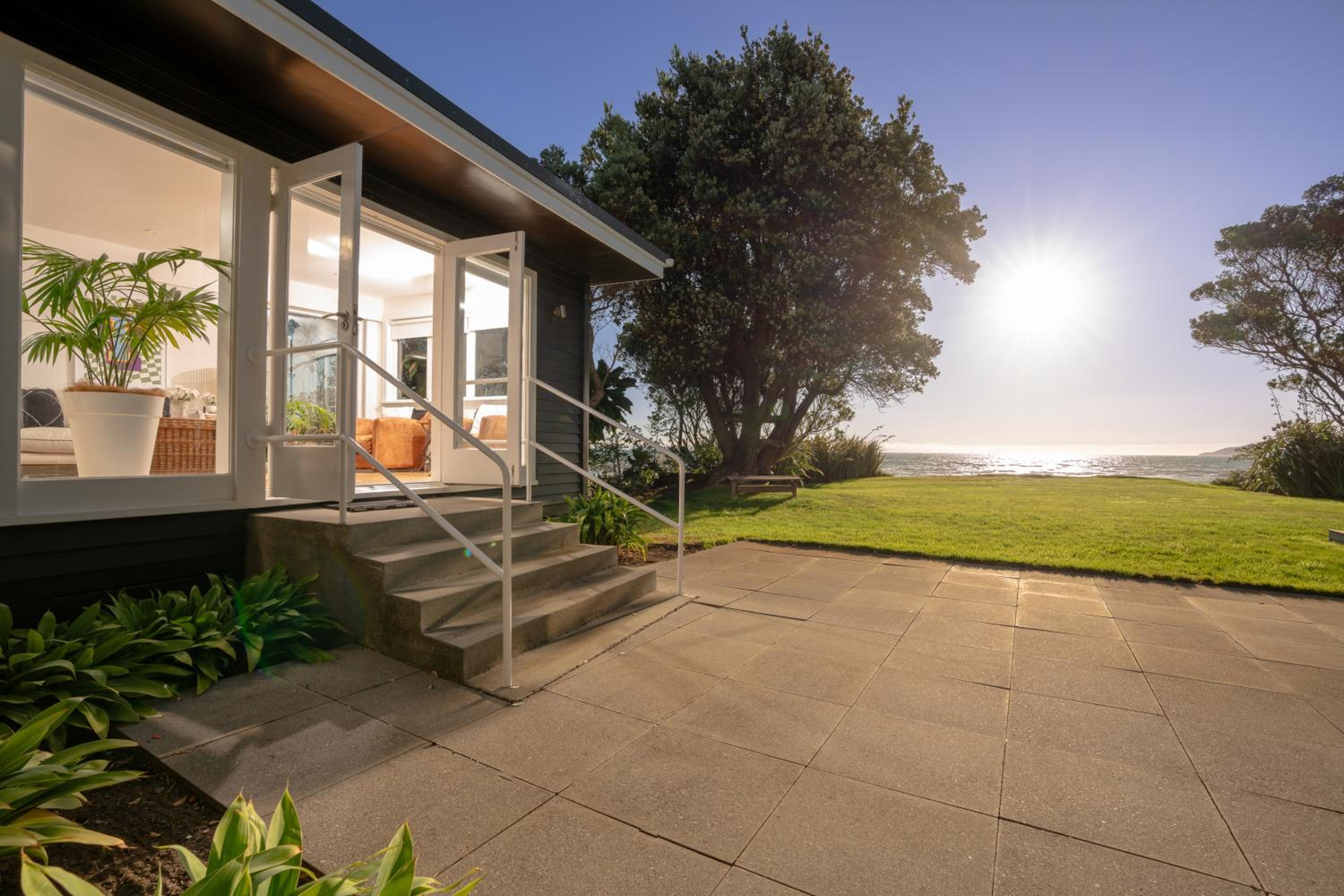 Luxurious Kiwiana Raumati Beachfront Home
