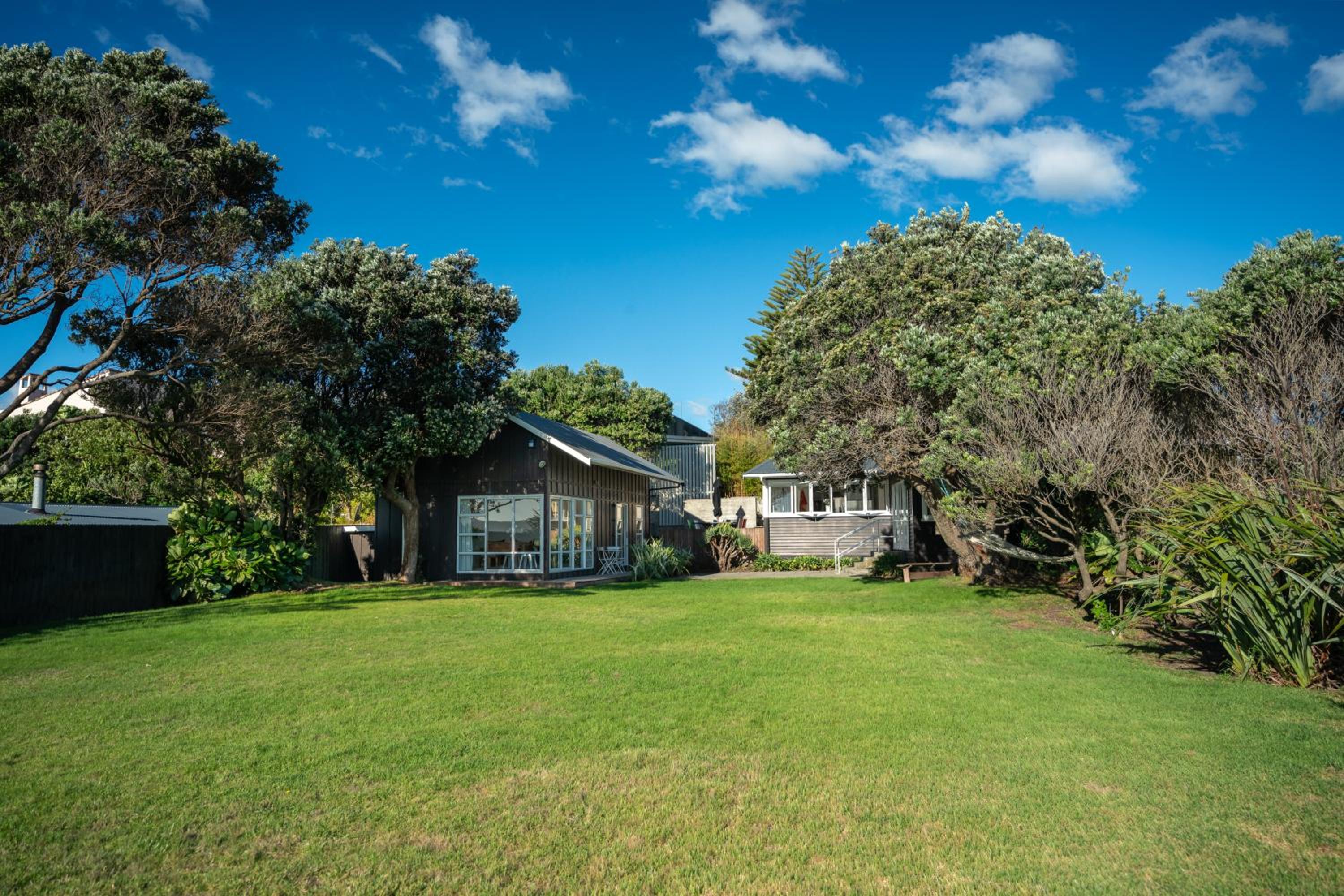 Luxurious Kiwiana Raumati Beachfront Home