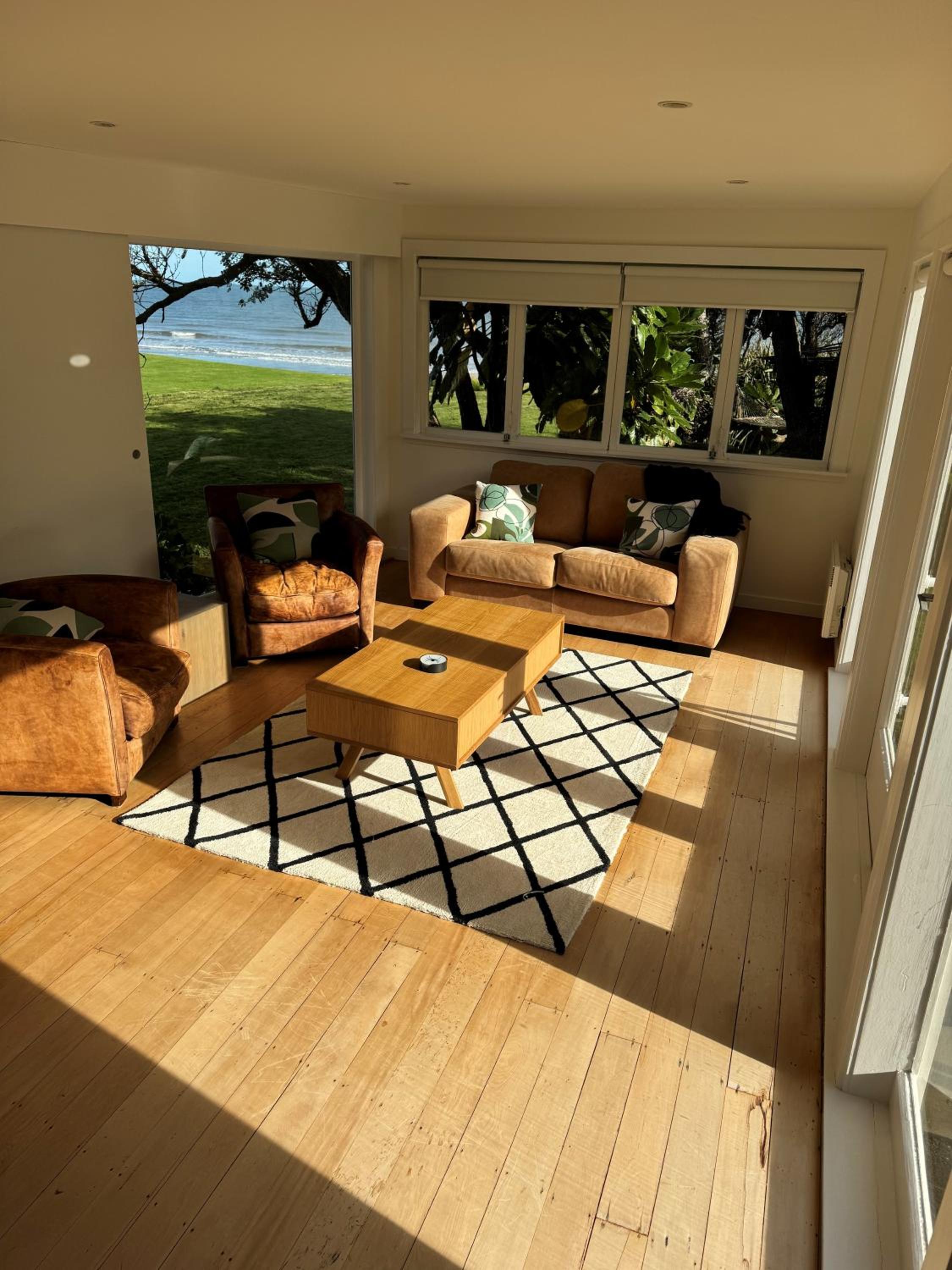 Luxurious Kiwiana Raumati Beachfront Home