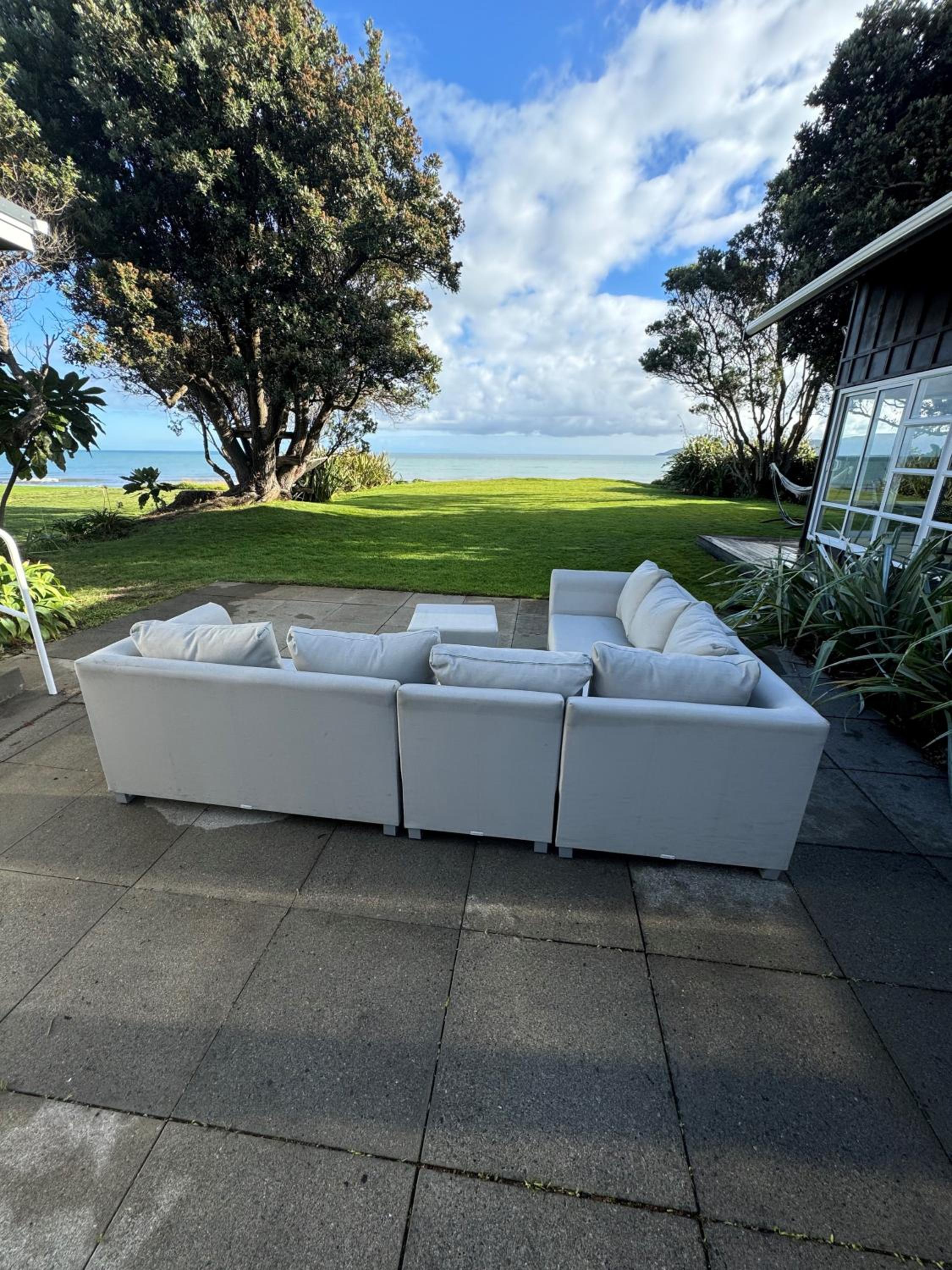 Luxurious Kiwiana Raumati Beachfront Home