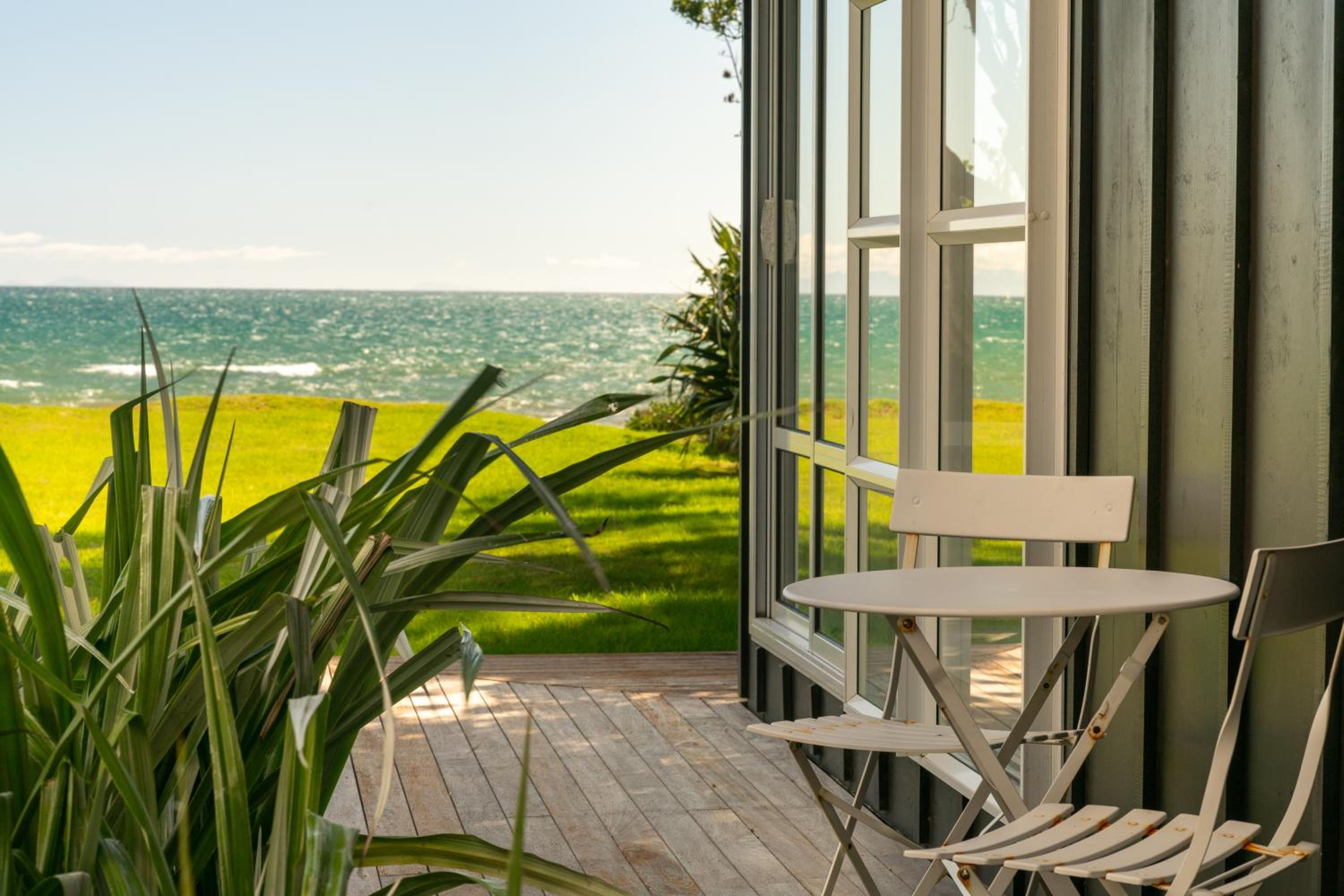 Luxurious Kiwiana Raumati Beachfront Home