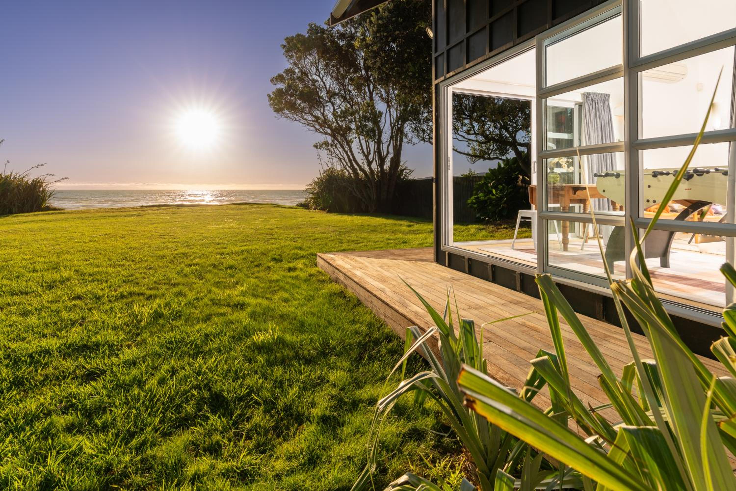 Luxurious Kiwiana Raumati Beachfront Home