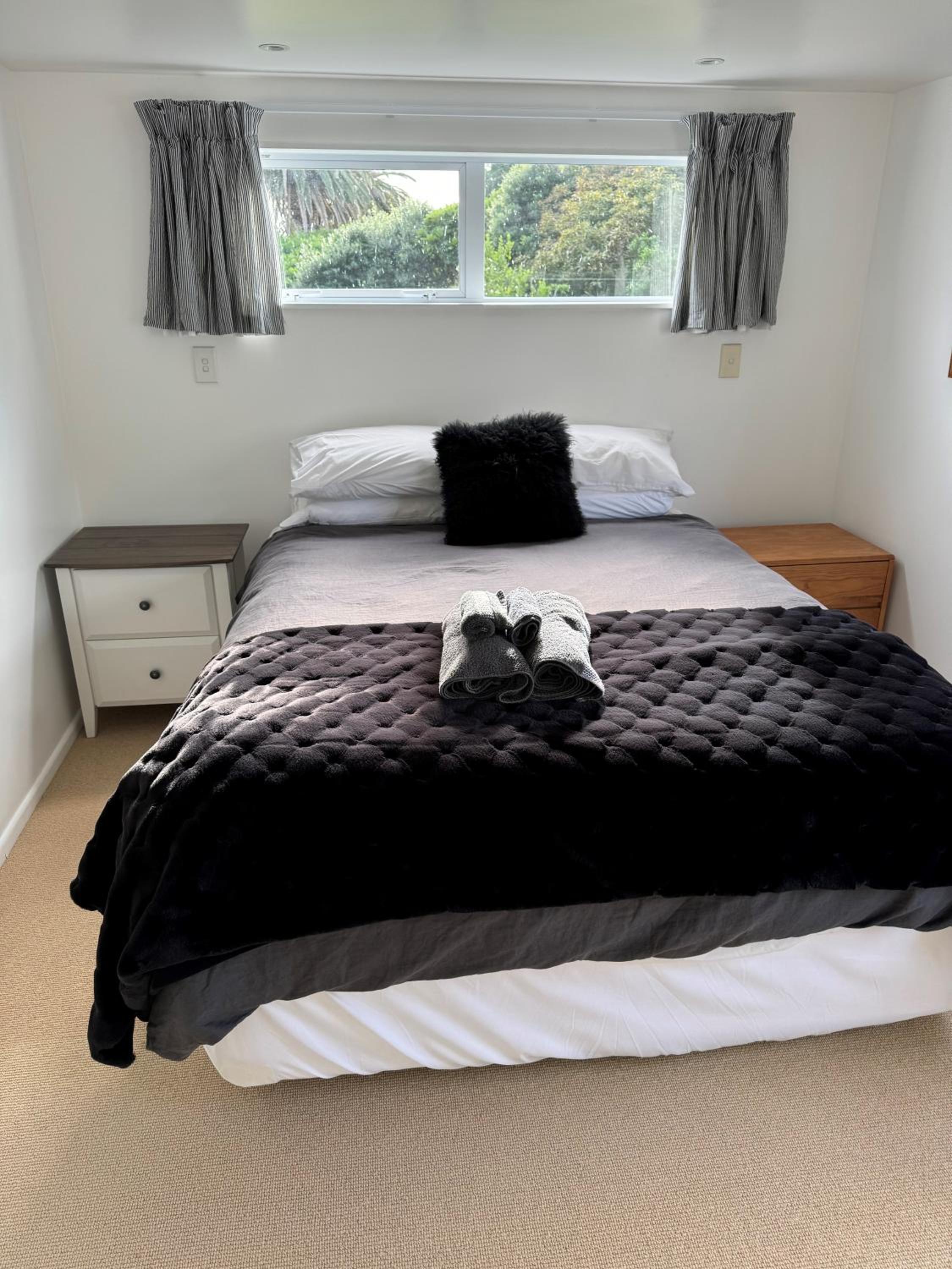 Luxurious Kiwiana Raumati Beachfront Home