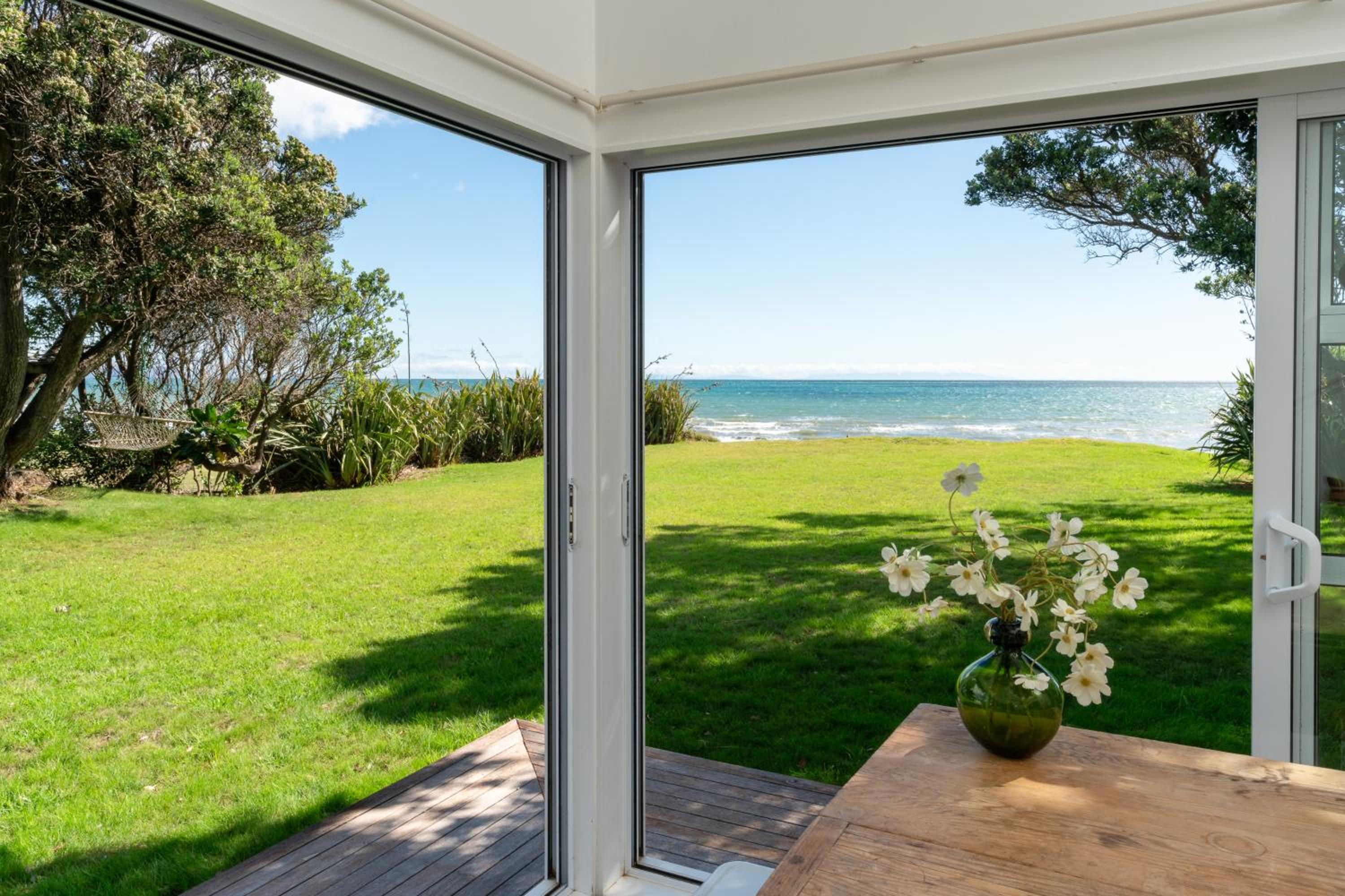 Luxurious Kiwiana Raumati Beachfront Home