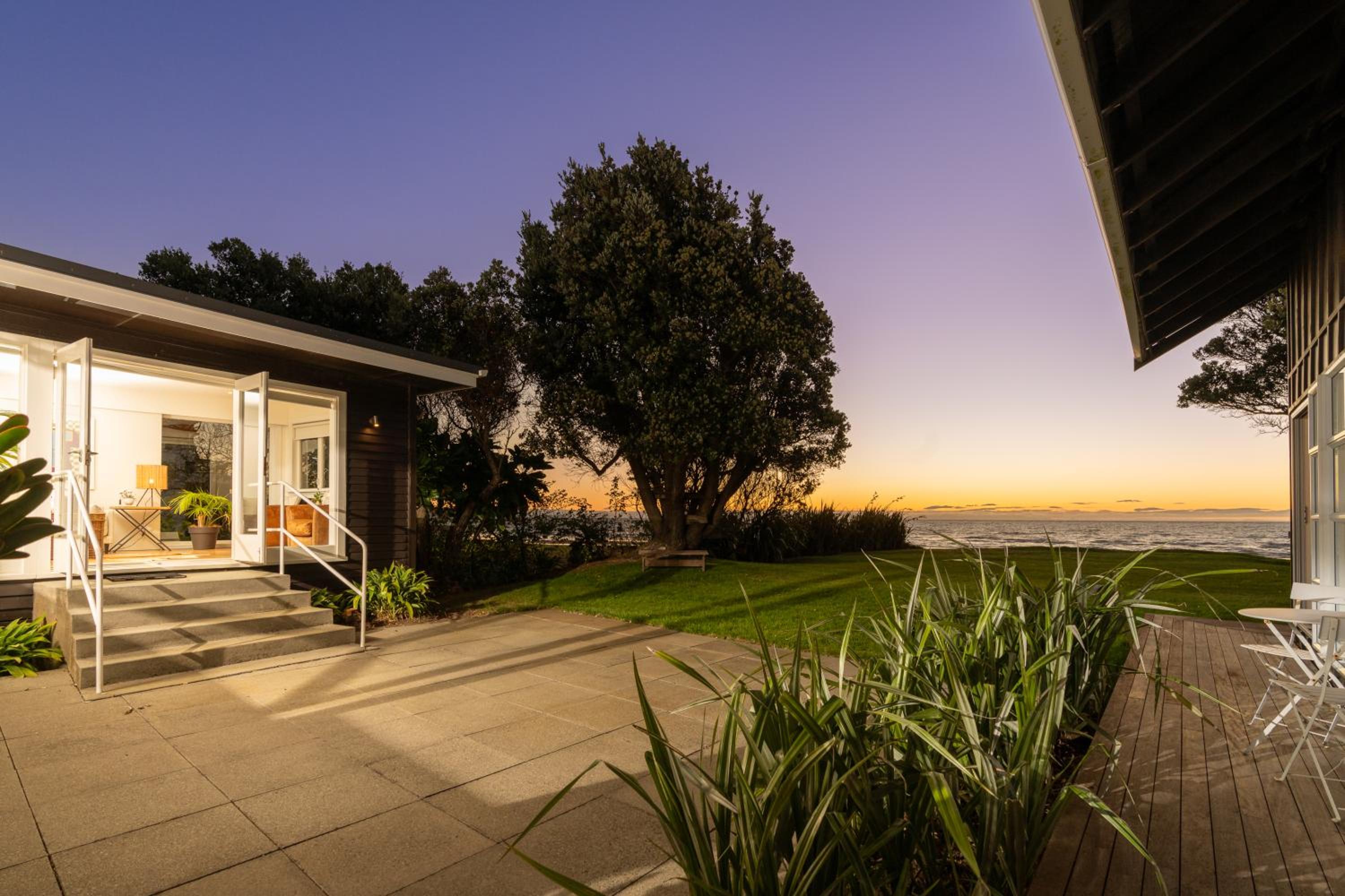 Luxurious Kiwiana Raumati Beachfront Home