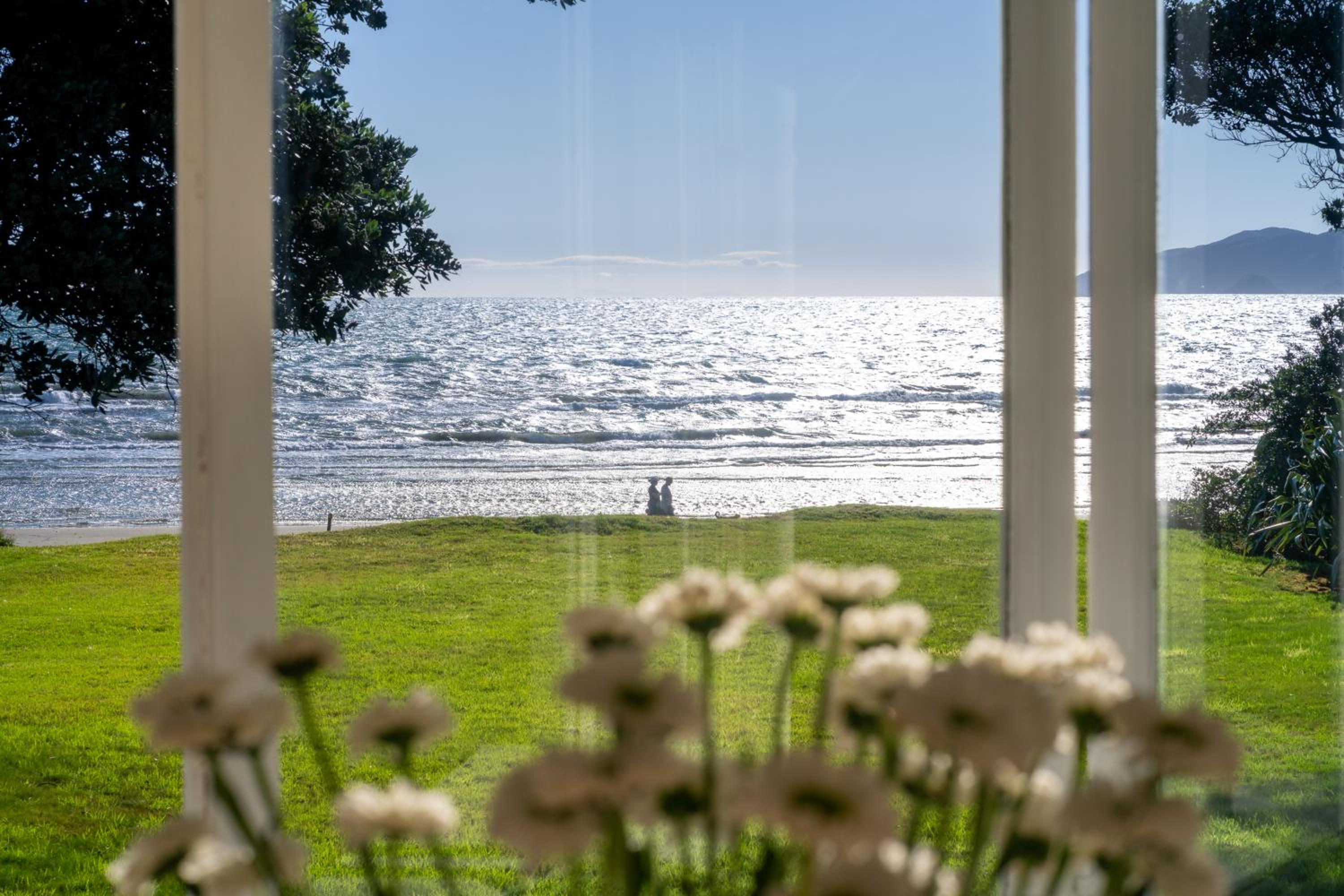 Luxurious Kiwiana Raumati Beachfront Home