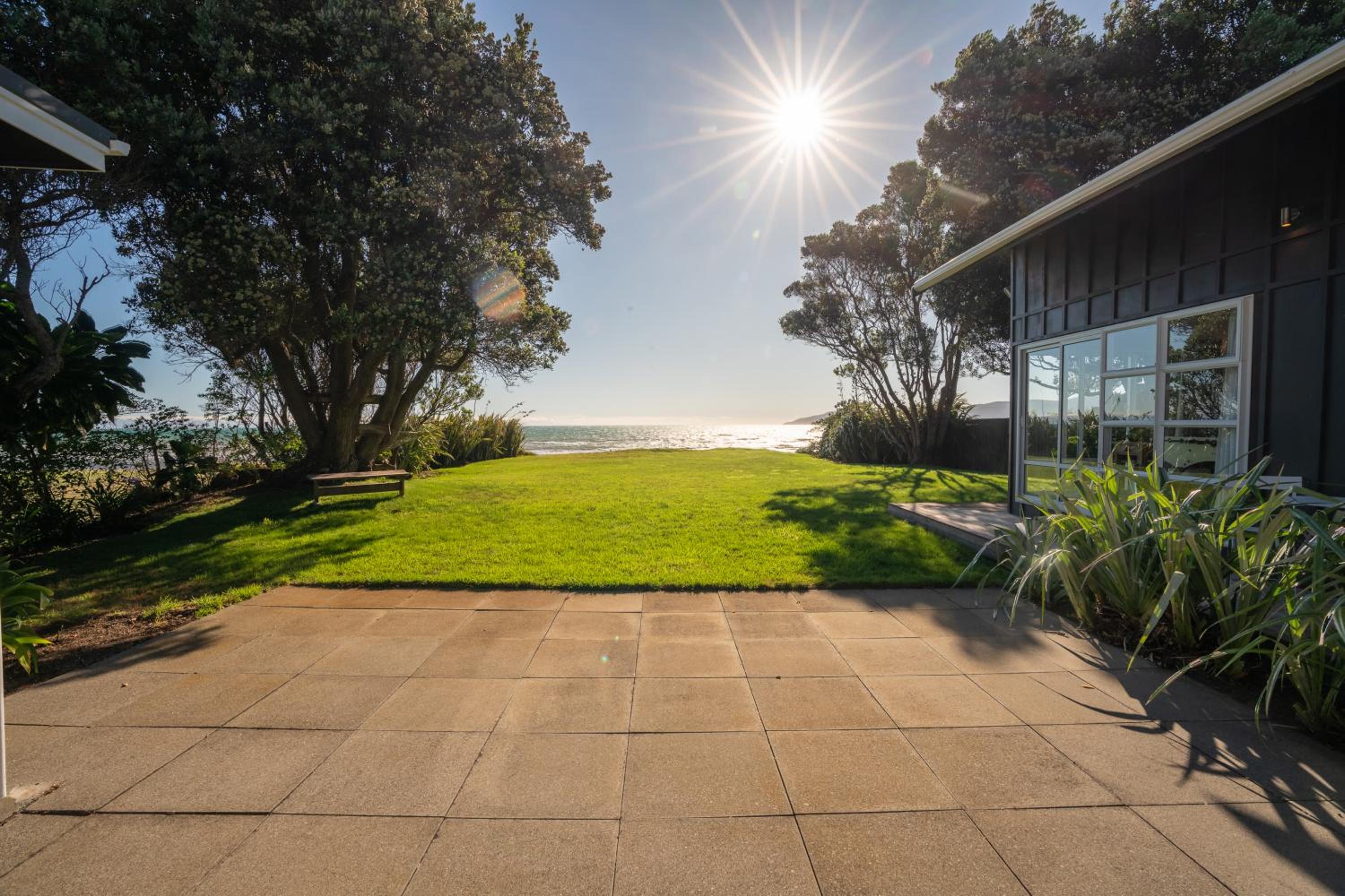 Luxurious Kiwiana Raumati Beachfront Home